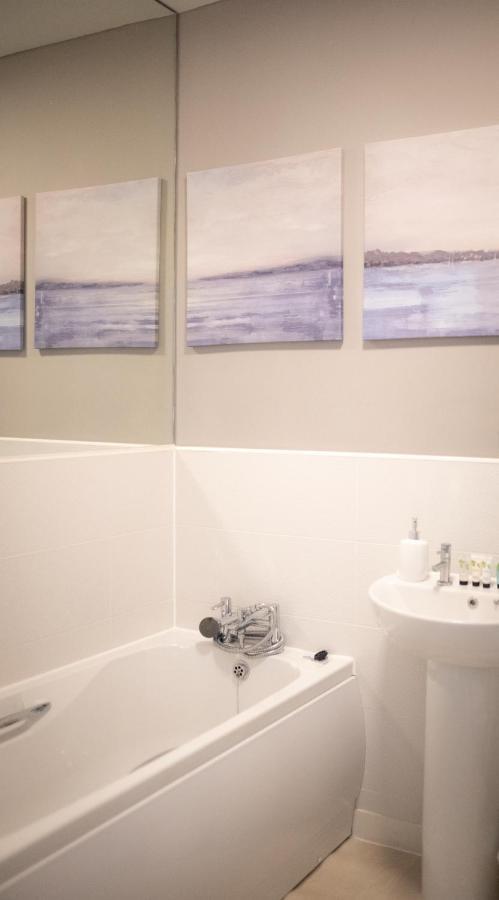 Stunning Sea Views, Luxury Apartment Beaches & Restaurants Are A Short Walk Away New Quay Exteriör bild